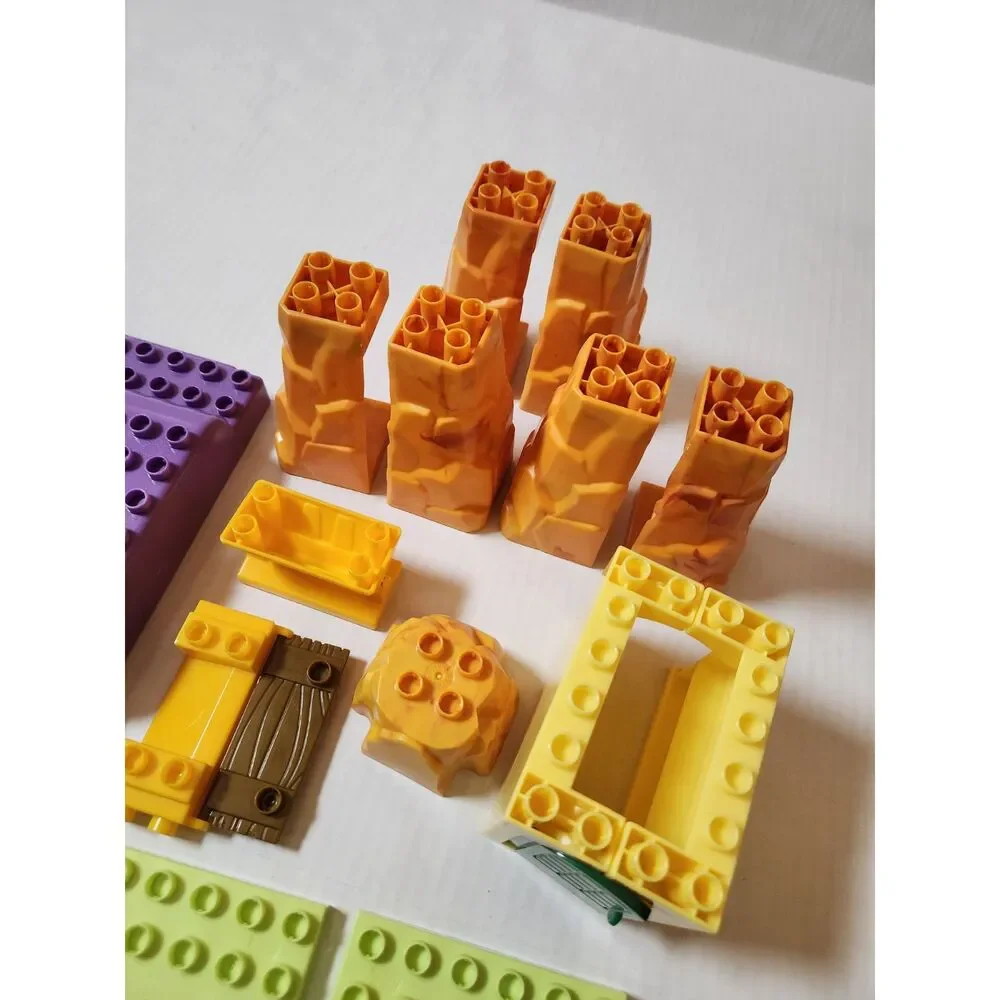 Mega Bloks Mixed Lot – Train Station & Building Pieces